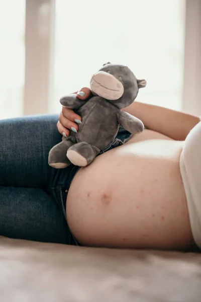 Vertical Shot Pregnant Female Holding Toy Bear Front Her Belly — Stock Photo, Image