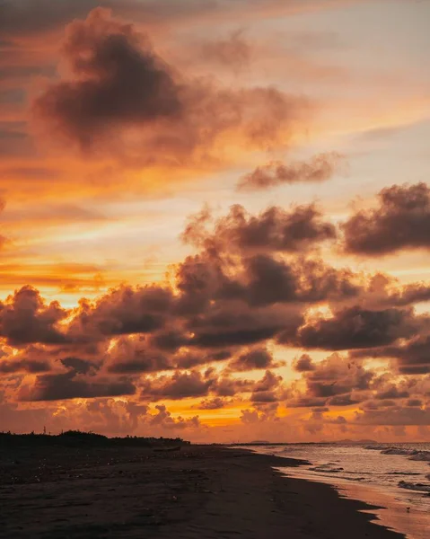 Tramonto Sulla Spiaggia Con Sfondo Cielo Nuvoloso Ardente — Foto Stock
