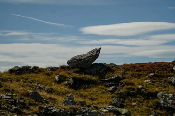 Avusturya Daki Bulutlu Gökyüzü Arka Planında Tepedeki Dev Bir Kayanın — Stok fotoğraf