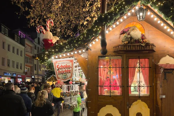 Mercado Natal Noite Cidade Pessoas Desconhecidas Passeiam Comem Bebem Celebram — Fotografia de Stock