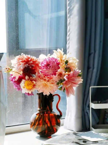 Kwiaty Wazonie Przy Oknie — Zdjęcie stockowe