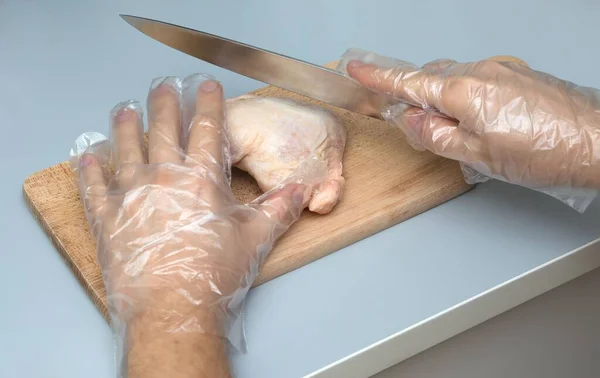 使い捨てプラスチック製の手袋を着用し 船上で肉を切断する人間の手の閉鎖 — ストック写真