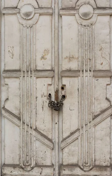 Eine Vertikale Aufnahme Einer Alten Geschnitzten Weißen Holztür Mit Kette — Stockfoto
