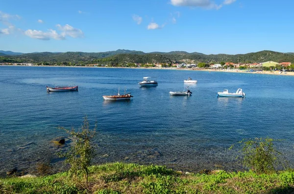Die Verstreuten Leeren Boote Der Blauen Toroni Bucht Griechenland — Stockfoto
