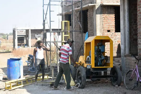 Los Trabajadores Indios Junto Máquina Mezcladora Cemento Construcción Con Herramientas — Foto de Stock
