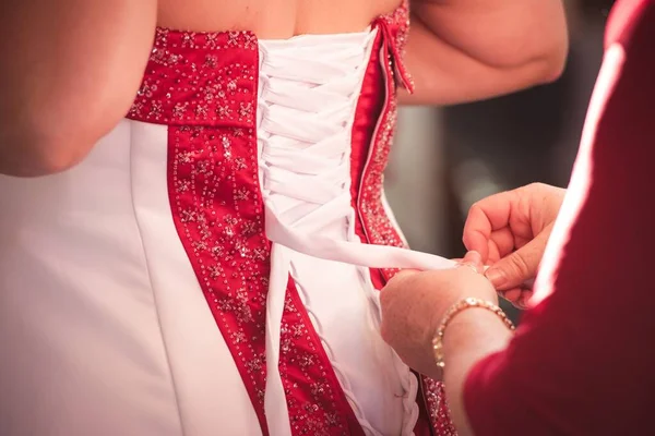 花嫁のコルセットを調整する新婦付添人の手の閉鎖 — ストック写真