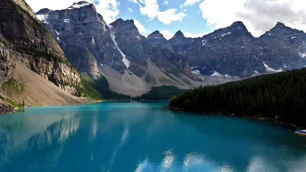 Uma Bela Foto Lago Entre Colinas Canadian Rockies — Fotografia de Stock