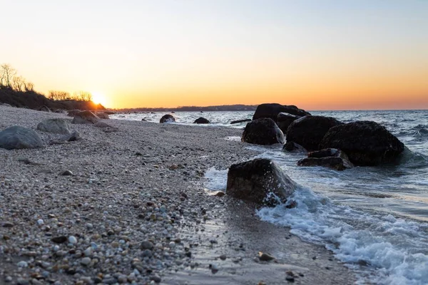 Прекрасний Вид Скелі Пляжі Чистим Небом Під Час Заходу Сонця — стокове фото