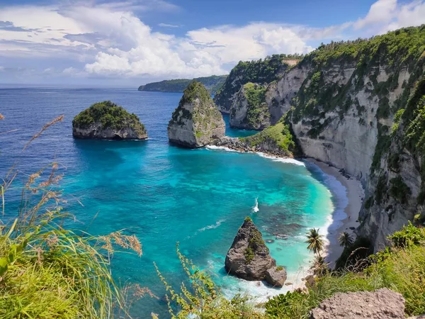 印度尼西亚佩尼达岛上被悬崖和大海环绕的钻石海滩景观 — 图库照片