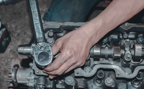 Çten Yanmalı Motoru Tamir Eden Bir Işçinin Yakın Çekimi — Stok fotoğraf