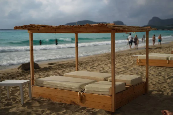 Een Selectie Van Een Strandbed Met Matrassen — Stockfoto