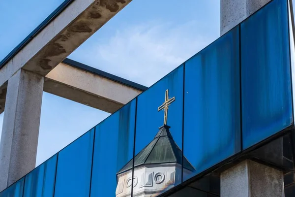 Reflexão Igreja Ortodoxa Uma Construção Vidro — Fotografia de Stock