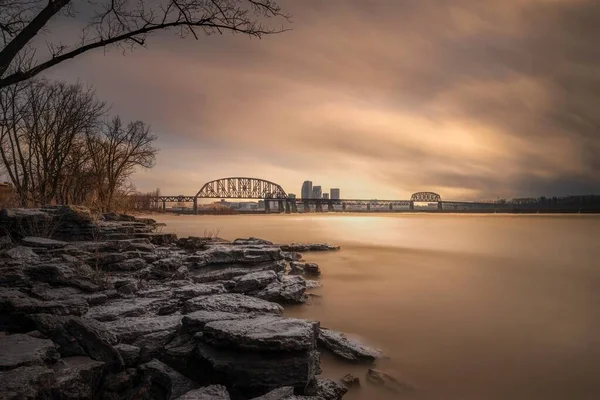 Une Longue Vue Pont Ville Depuis Les Rochers Louisville Kentucky — Photo