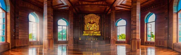 金佛像和金佛像的全景照片在清代庙宇的窗前闪烁着光芒 — 图库照片
