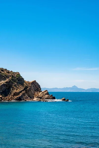 チュニジアのコルビュース海岸に岩の多い崖のある海の垂直ショット — ストック写真
