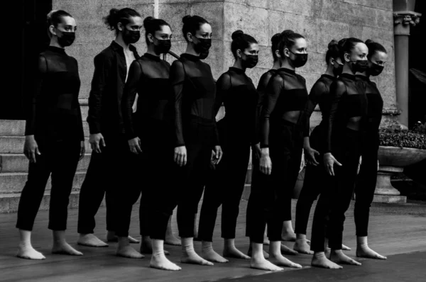 Серый Крупный План Группы Танцовщиц Стоящих Улице Масках — стоковое фото