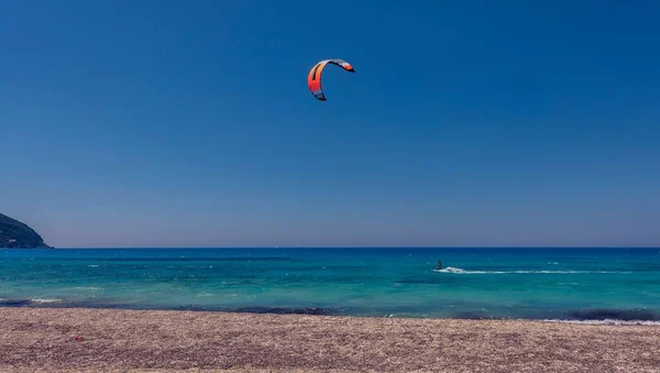 Kiteboardista Tažený Drakem Přes Moře Pozadí Modré Oblohy — Stock fotografie