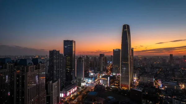 Egy Légi Felvétel Tianjin Guojin Központjáról Más Kínai Felhőkarcolókról Este — Stock Fotó