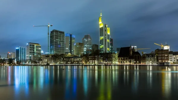 Vista Sobre Horizonte Frankfurt Por Noche Con Reflexión Agua Alemania — Foto de Stock
