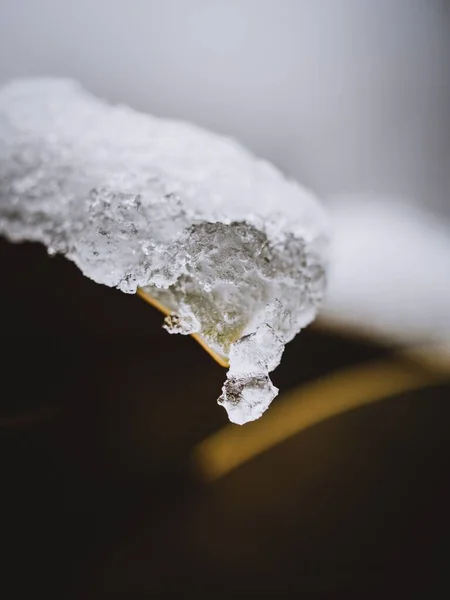 Bir Buz Sarkıtı Bir Nesnenin Donmasıyla Oluşan Bir Buz Kütlesi — Stok fotoğraf