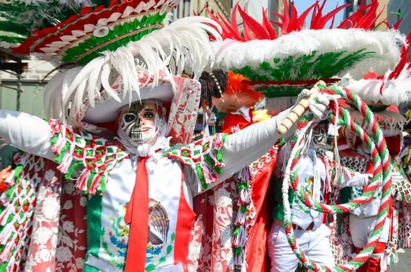 独立記念日のパレード中に伝統的な衣装とマスクを身に着けている人のクローズアップショット — ストック写真