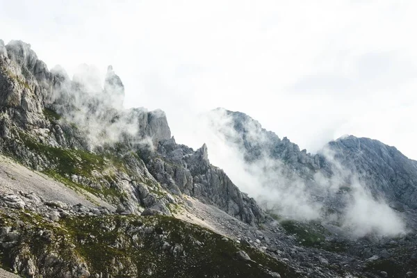 Uma Vista Hipnotizante Das Paisagens Rochosas Cobertas Nevoeiro — Fotografia de Stock