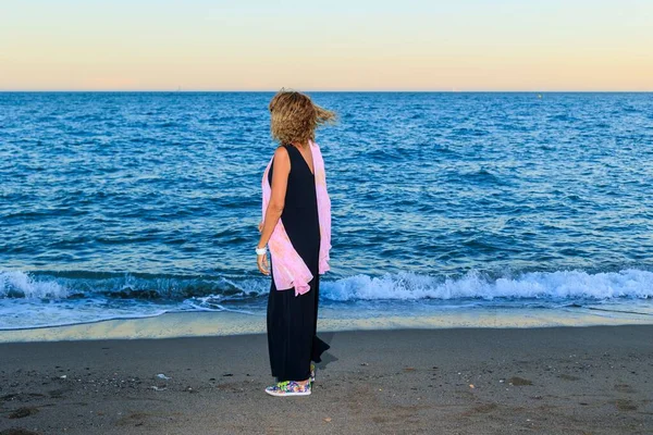 一个西班牙裔女人在阳光灿烂的海滩沙滩上 — 图库照片