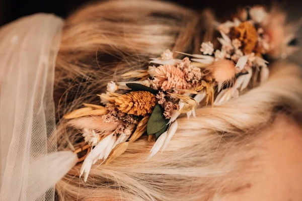 花嫁の頭の上に美しい花の装飾のクローズアップショット — ストック写真