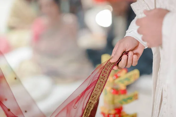 婚礼当天 印度新娘举手表决指甲花图案 — 图库照片