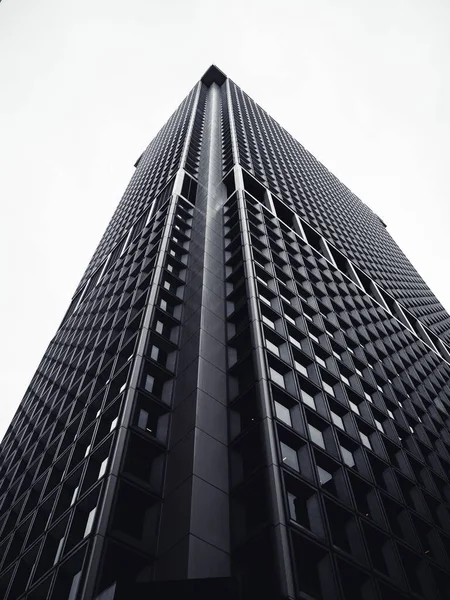 Μια Κάθετη Ασπρόμαυρη Χαμηλή Γωνία Από Ψηλούς Ουρανοξύστες Στη Νέα — Φωτογραφία Αρχείου