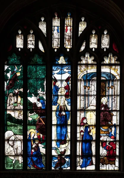 Pystysuora Kuva Maryn Kirkon Ikkunoista Fairfordissa Englannissa — kuvapankkivalokuva