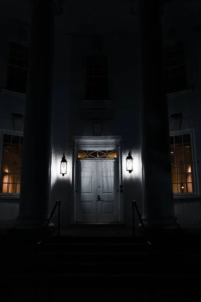 Вертикальный Снимок Деревянного Дверного Проёма Ночью Огнями — стоковое фото
