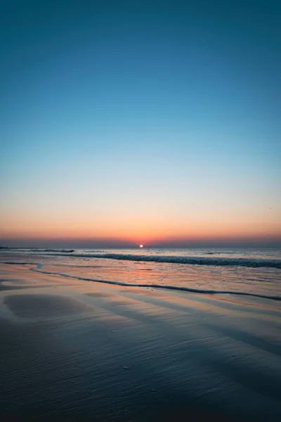 Amanecer Dorado Con Cielo Azul Playa — Foto de Stock