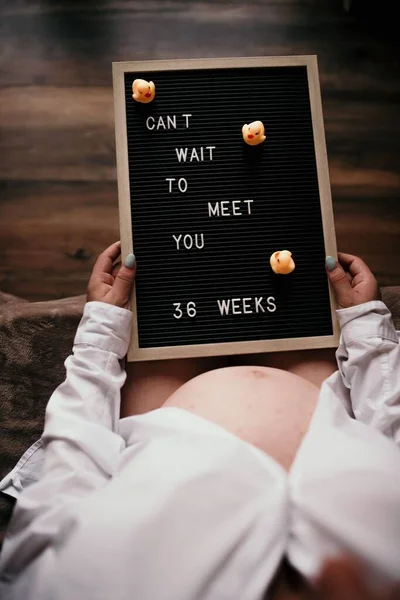 Vertical Shot Pregnant Woman Holding Desk Text Can Wait Meet — Stock Photo, Image