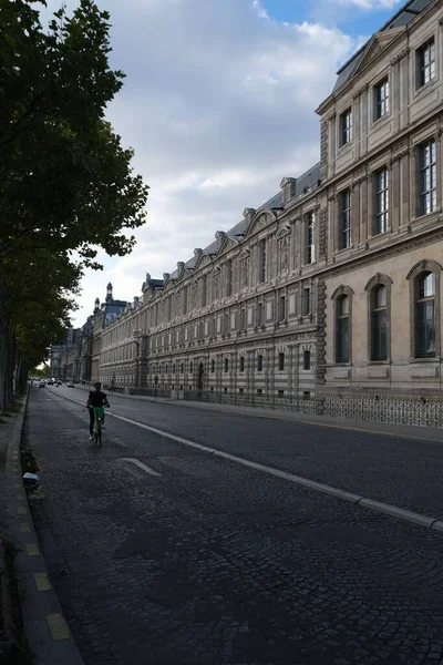 Pionowe Ujęcie Bocznej Fasady Luwru Rower Ulicy Paryżu Francja — Zdjęcie stockowe