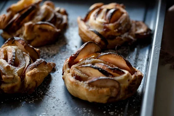 Close Photo Apple Roses Puff Pastry — Stock Photo, Image
