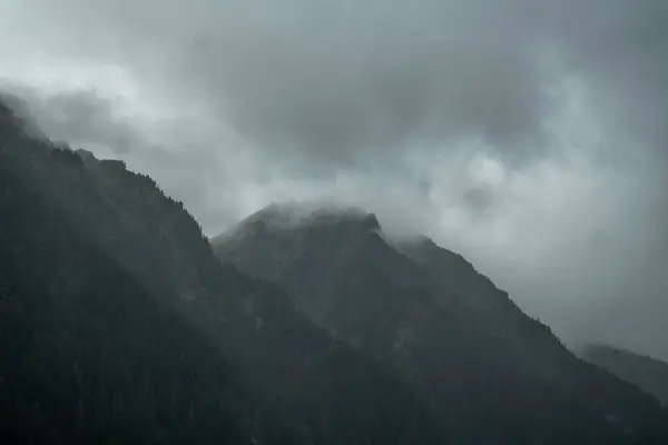 Sebuah Gambar Sudut Rendah Dari Gunung Tertutup Kabut Dalam Cuaca — Stok Foto