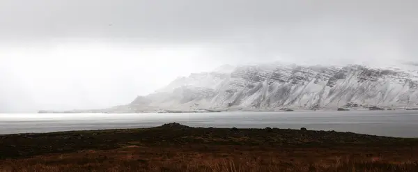 Вид Воздуха Заснеженный Горный Ландшафт Окруженный Полем — стоковое фото