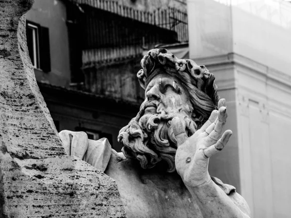 意大利罗马一座雕像的黑白照片 — 图库照片