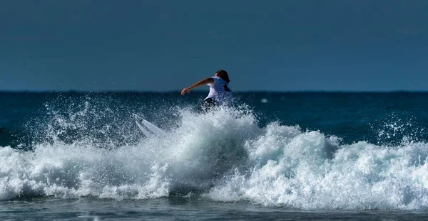 Surfer Łapiący Fale Morskie Karnawale Roxy Pro World Surfing — Zdjęcie stockowe