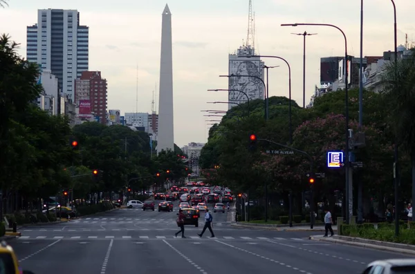 在阿根廷布宜诺斯艾利斯 一个人们经过街道和现代建筑的夜晚照片 — 图库照片