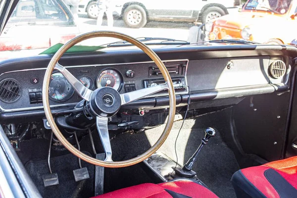 Uma Vista Interior Carro Antigo Opel Rekord Com Painel Volante — Fotografia de Stock