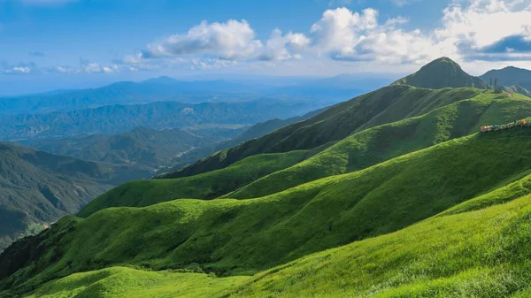 Los Fascinantes Picos Montañosos Wugong Cubiertos Exuberante Hierba Bajo Cielo — Foto de Stock