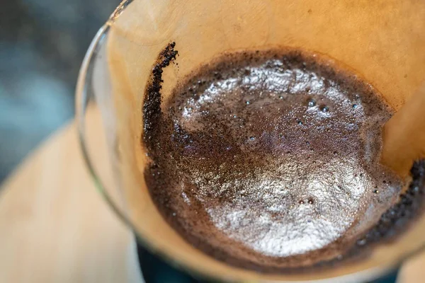 Egy Közeli Kép Egy Finom Kávéról Egy Kúp Szűrőben — Stock Fotó