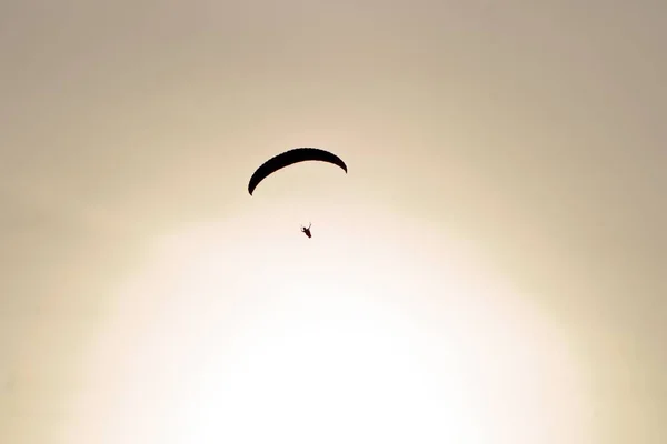 Sylwetka Paralotniarza Latającego Zachodzie Słońca Niebo — Zdjęcie stockowe