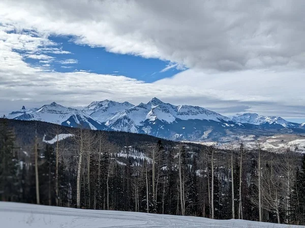 背景に山のある冬の森の景色 — ストック写真