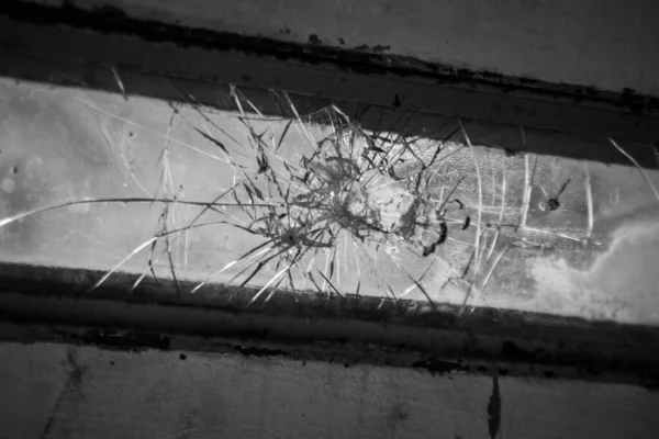 古い壁に粉砕されたガラスのグレースケール — ストック写真