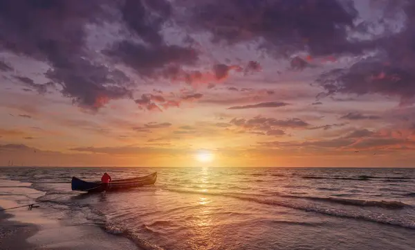 Güzel Bir Deniz Manzaralı Bir Gün Batımında Bulutlu Bir Gökyüzüne — Stok fotoğraf
