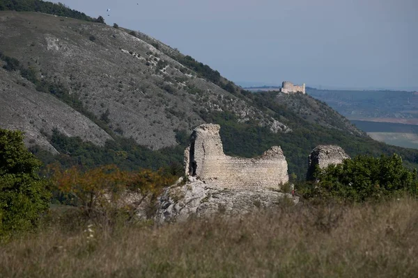 チェコ共和国南モラヴィアのパラヴァにある2つの中世の城跡 — ストック写真