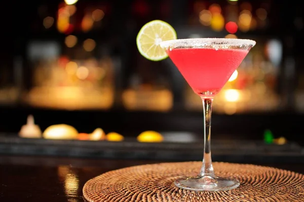 Nahaufnahme Eines Erfrischenden Rosafarbenen Margarita Cocktails Auf Einem Bartresen — Stockfoto